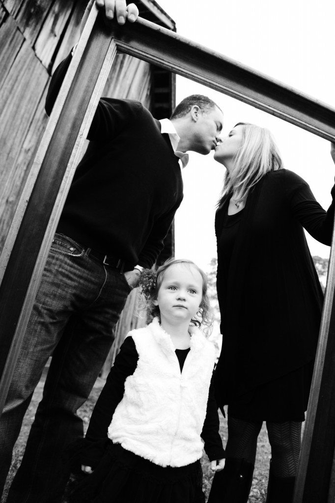 family photo ideas, family picture ideas, picture frame photography ideas, kissing photo ideas
