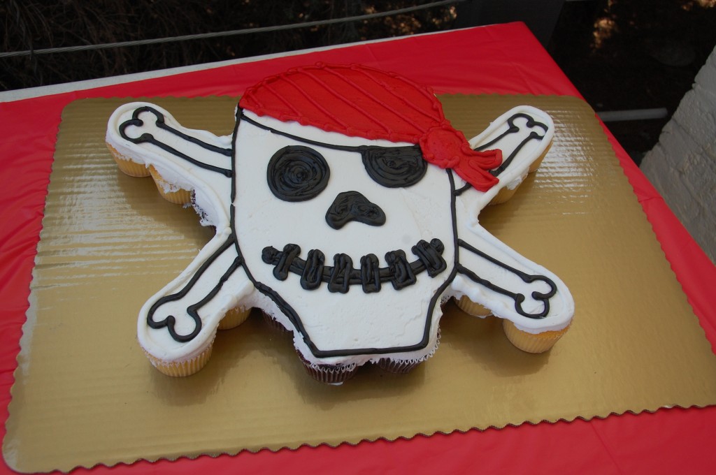 pirate cake, pirate cupcakes, kroger cupcakes, skull and crossbones