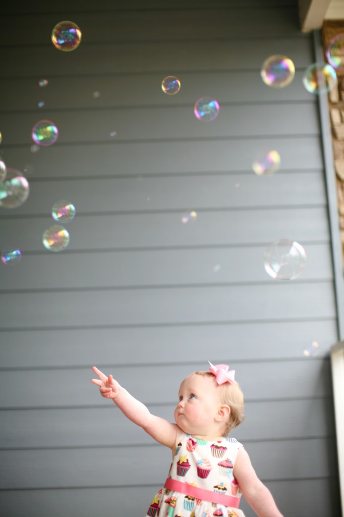 Toddler Photo Ideas- Bubbles Photo! Love! bubbles photography ideas, toddler photography ideas, bubbles, kids and bubbles