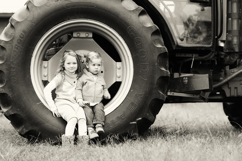 Sibling Photography- Tractor Tire Prop Sibling Photography ideas, Tractor Photography Prop, Country setting photography, kids photography tractors