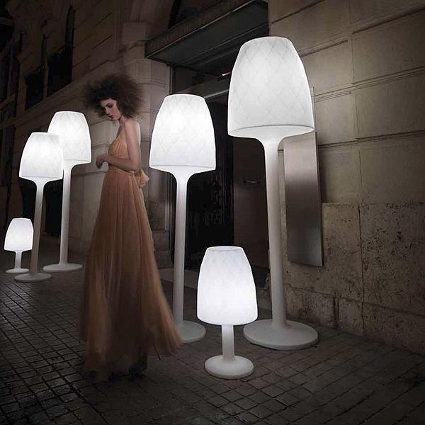 great outdoor lighting, great lighting for Daylight savings, dramatic lighting, modern outdoor lights, Vondom