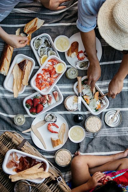 Dining Al Fresco - ideas - table setting - Mohawk Homespcaes - Heidi Milton - www.luisabrimble.com